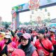 Sebanyak 13 ribu warga ikuti jalan sehat HUT ke-13 Radio Cakra di Tegallega. Farhan nilai radio Bandung masih kuat dan relevan