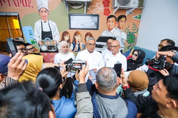Farhan resmikan SPPG Cihaurgeulis 02 yang terintegrasi dengan sekolah. Model baru ini gabungkan layanan gizi, edukasi, dan pengelolaan sampah.