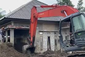 Sebulan Pascabanjir Sumatera, Warga Rela Rogoh Jutaan Rupiah Demi Bersihkan Lumpur Rumah