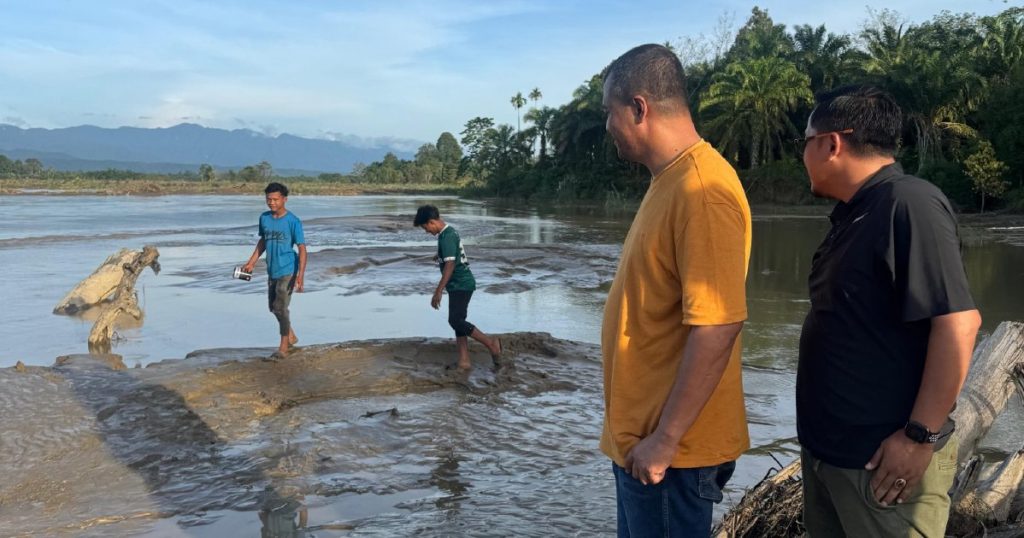 Viral Gelembung Gas Muncul Usai Banjir di Nagan Raya, Api Bisa Membesar Saat Disulut Viral Gelembung Gas Muncul Usai Banjir di Nagan Raya, Api Bisa Membesar Saat Disulut